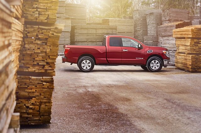 2017_Nissan_TITAN_King_Cab_01_medium.jpg