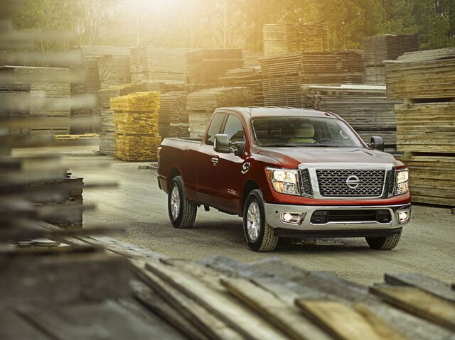 2017_Nissan_TITAN_King_Cab_08.jpg