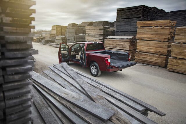 2017_Nissan_TITAN_King_Cab_10.jpg