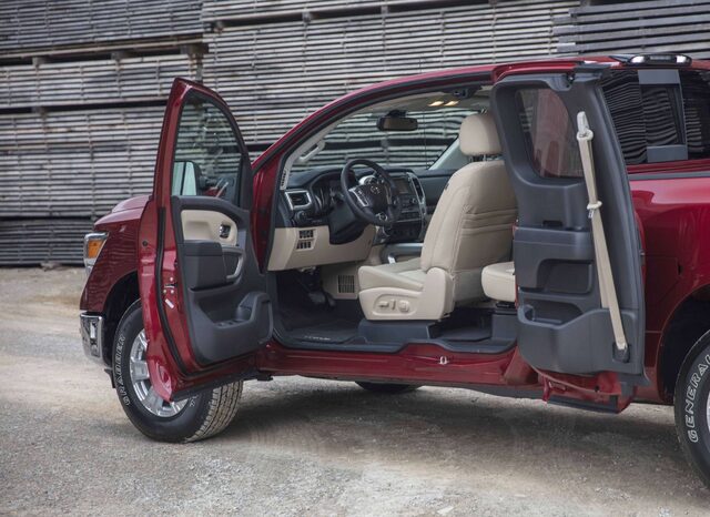 2017_Nissan_TITAN_King_Cab_11.jpg