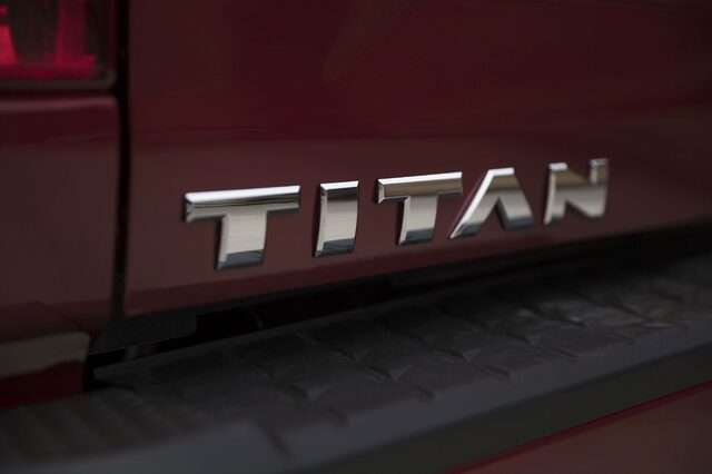 2017_Nissan_TITAN_King_Cab_21.jpg