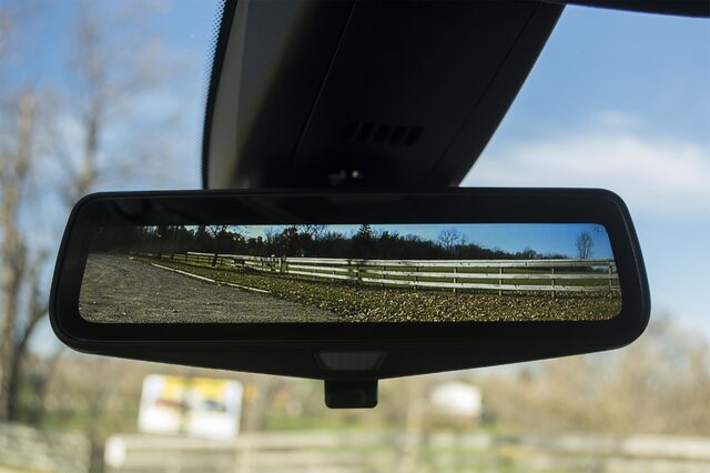 2017 Cadillac XT5 Platinum rear-view camera mirror display