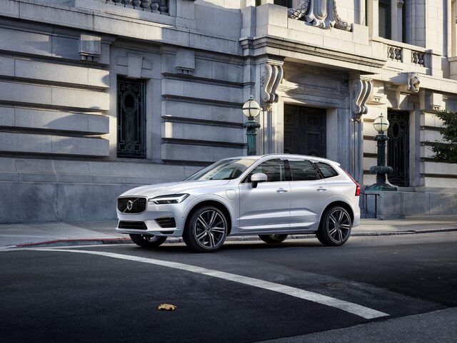 2018 Volvo XC60 T6 AWD White Front Three-Quarter Urban Building