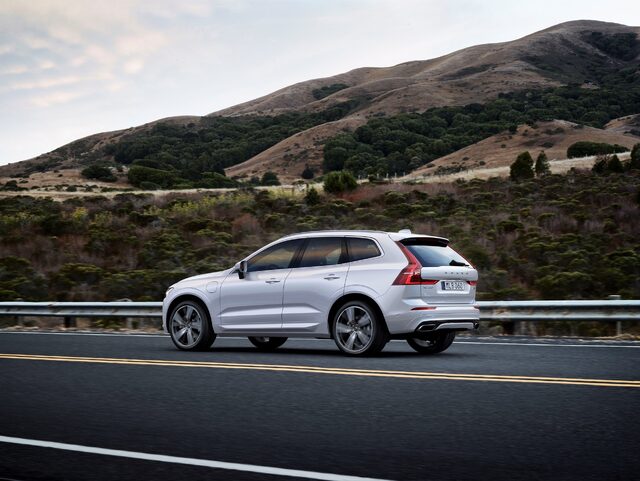 2018 Volvo XC60 T6 AWD White Rear Three-Quarter Mountain Road
