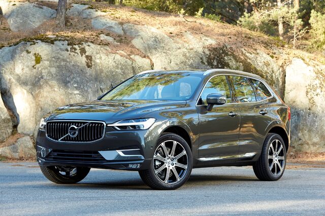 2018 Volvo XC60 T6 AWD Inscription Dark Green Front Three-Quarter Rocky Setting