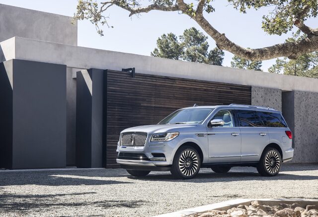 2018 Lincoln Navigator Exterior Three-Quarter Front Press Photo