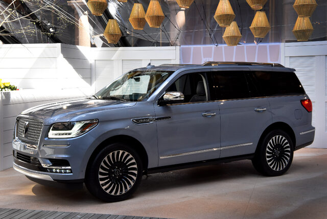 2018 Lincoln Navigator Exterior Side and Front Three-Quarter View
