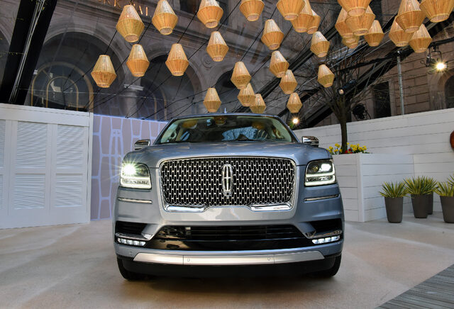 2018 Lincoln Navigator Front View Grille and LED Headlights
