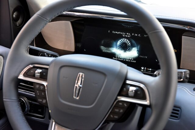 2018 Lincoln Navigator Steering Wheel and Infotainment Screen