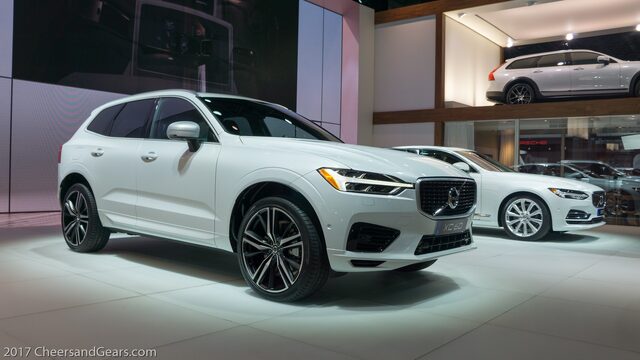 2018 Volvo XC60 R-Design Front Three-Quarter View at NYIAS