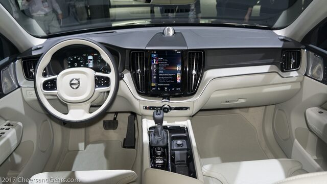 2018 Volvo XC60 Inscription Interior Dashboard and Sensus Touchscreen