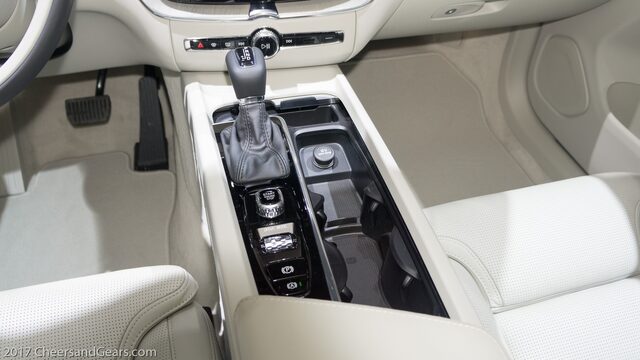 2018 Volvo XC60 Inscription Center Console and Gear Selector