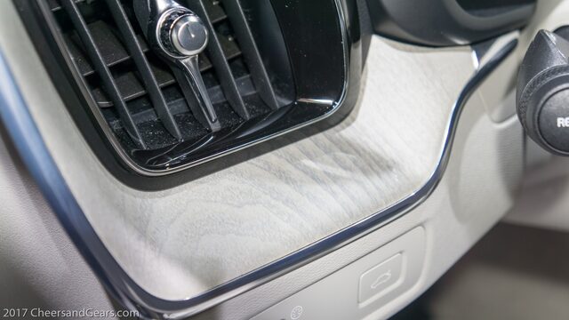 2018 Volvo XC60 Inscription Dashboard Driftwood Trim Detail