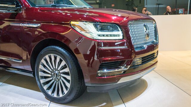 2018 Lincoln Navigator Black Label Front Corner Grille and Headlight Detail