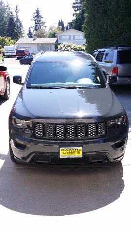2017 Jeep Grand Cherokee Front View