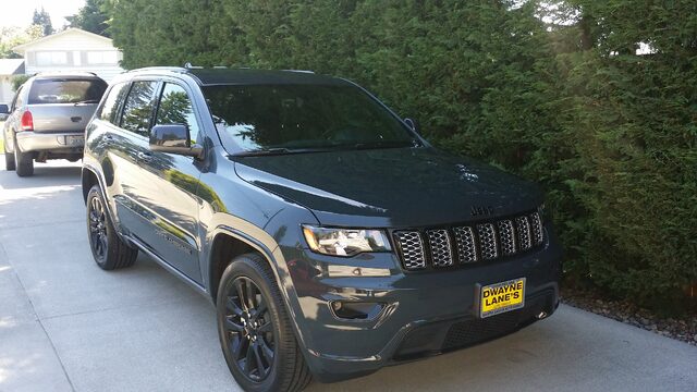 3/4 view 2017 Jeep Grand Cherokee Altitude