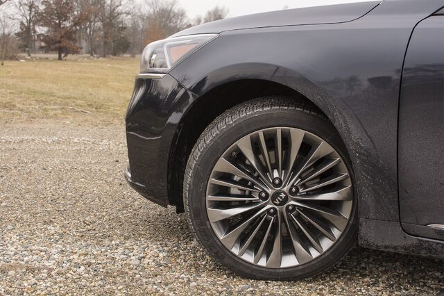 2017 Kia Cadenza Limited Front Wheel Close-Up with Multi-Spoke Alloy Wheel and Kia Center Cap