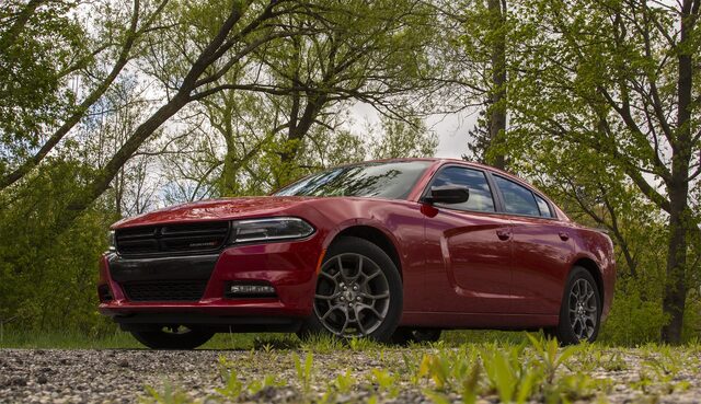 2017 Dodge Charger SXT AWD Front Three-Quarter View