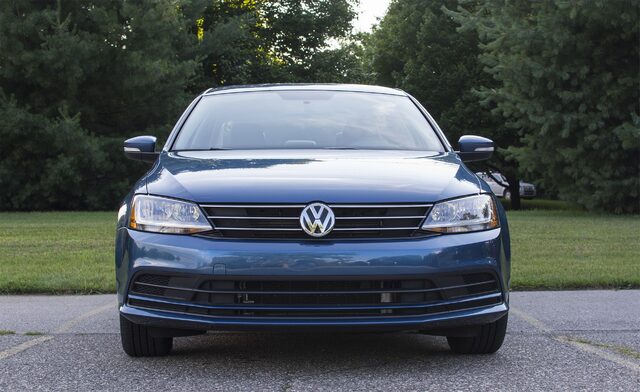 2017 Volkswagen Jetta SE Straight Front View with VW Badge and Halogen Headlights in Summer Setting