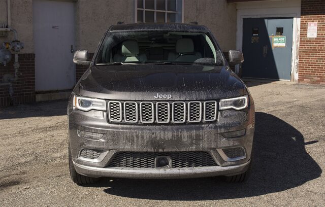 2017 Jeep Grand Cherokee Summit Front View