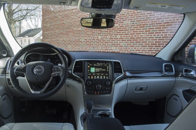 2017 Jeep Grand Cherokee Summit Interior Dashboard