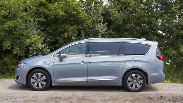 2017 Chrysler Pacifica Hybrid Platinum — Side Profile View