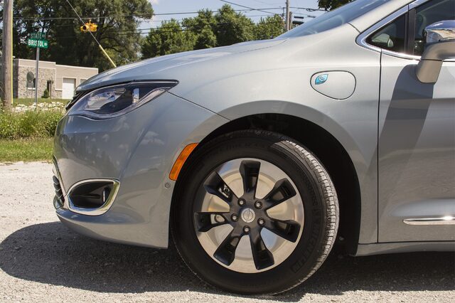 2017 Chrysler Pacifica Hybrid Platinum — Front Wheel and Fender Detail