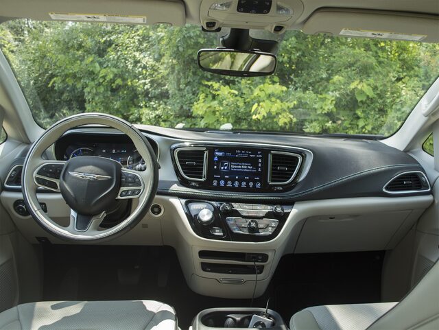 2017 Chrysler Pacifica Hybrid Platinum — Interior Dashboard and Cockpit
