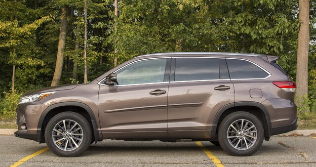 2017 Toyota Highlander XLE AWD Driver Side Profile in Parking Lot with Summer Tree Line