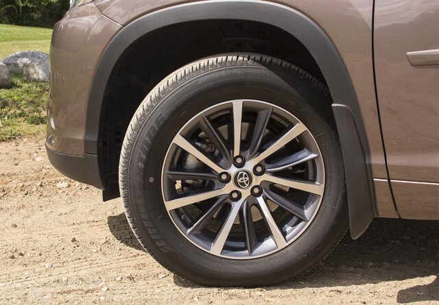 2017 Toyota Highlander XLE AWD Front Wheel Close-Up with Two-Tone Alloy Wheel and Toyota Center Cap