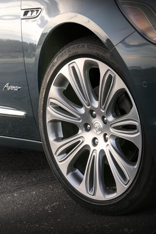 2018-Buick-LaCrosse-Avenir-033.jpg