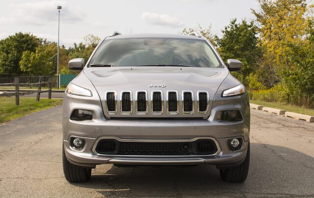 2017 Jeep Cherokee Overland front grille view