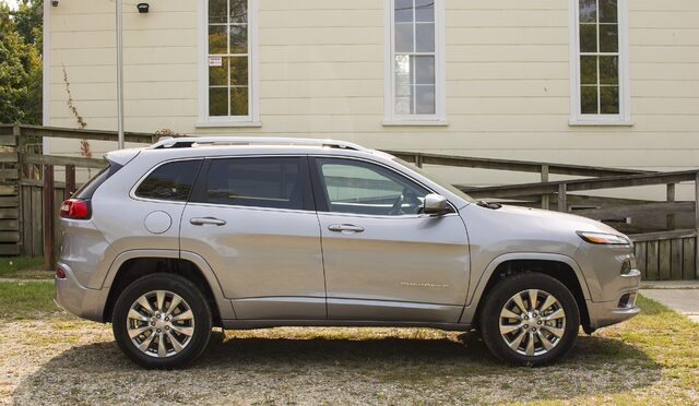 2017 Jeep Cherokee Overland silver profile view