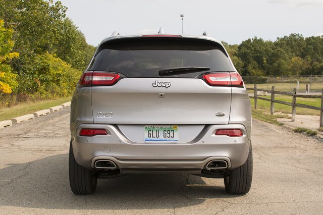 2017 Jeep Cherokee Overland rear view silver