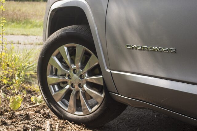 2017 Jeep Cherokee Overland wheel and badge detail