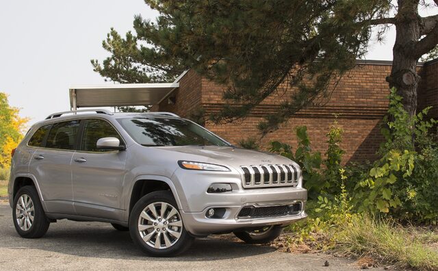 2017 Jeep Cherokee Overland front three-quarter view