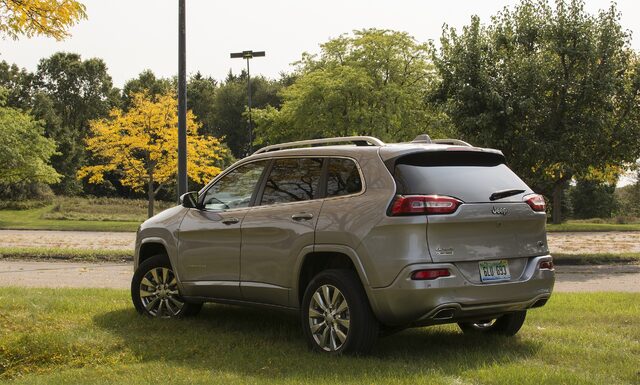 2017 Jeep Cherokee Overland rear three-quarter view on grass