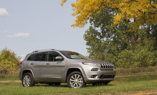 2017 Jeep Cherokee Overland front three-quarter on grass with fall foliage