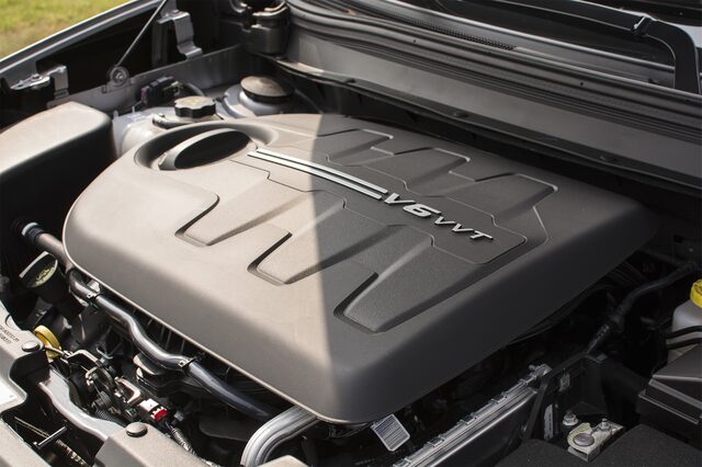 2017 Jeep Cherokee Overland V6 VVT engine bay
