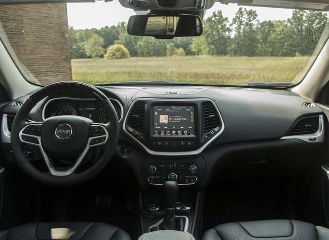 2017 Jeep Cherokee Overland interior dashboard and infotainment