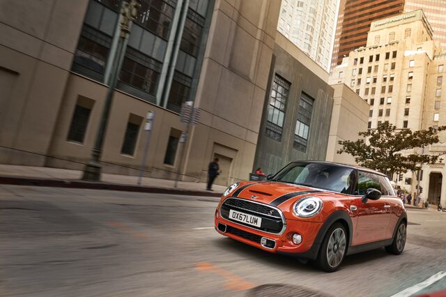 2019 Mini Cooper S Hardtop front three-quarter panning city street
