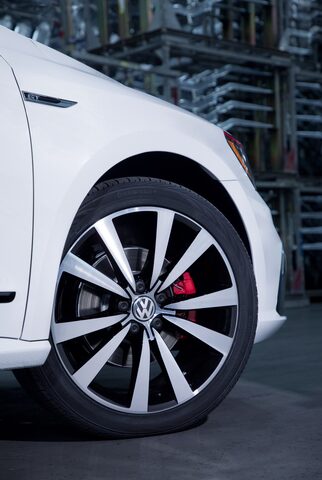 2018 Volkswagen Passat GT 8.jpg