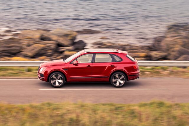 2018 Bentley Bentayga V8 2.jpg