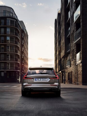 2019 Volvo V60 5.jpg