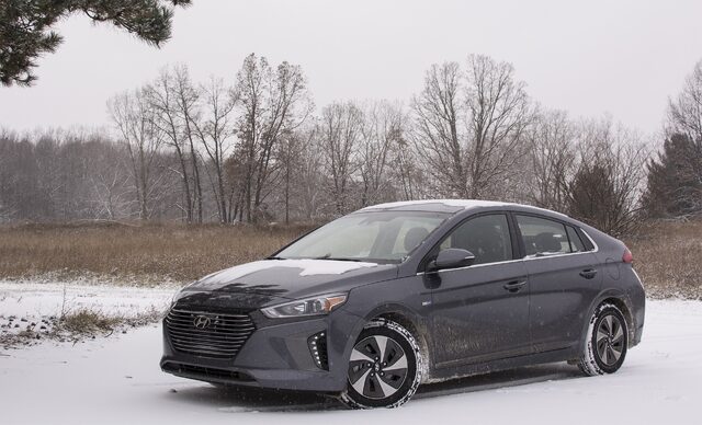 2017 Hyundai Ioniq SEL Hybrid Front Three-Quarter View