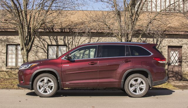 2017 Toyota Highlander Hybrid Limited — Passenger Side Profile, Midnight Black Metallic