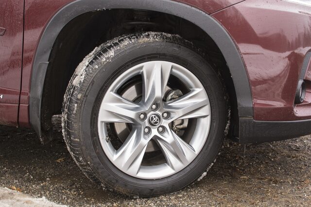2017 Toyota Highlander Hybrid Limited — Front Wheel and Silver Alloy Rim Detail