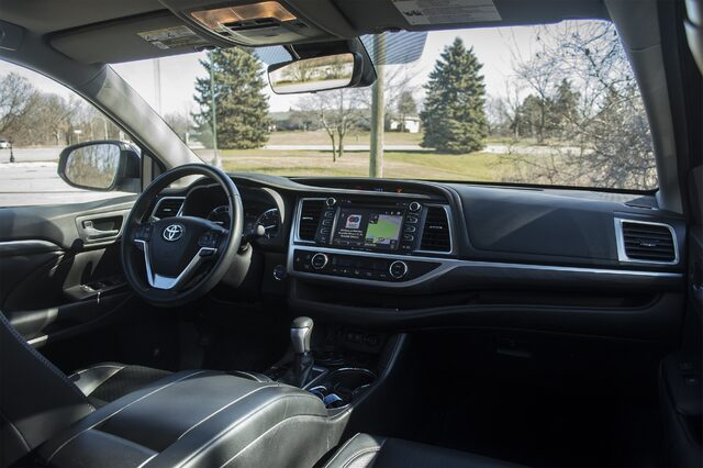 2017 Toyota Highlander Hybrid Limited — Interior Dashboard and Infotainment Screen