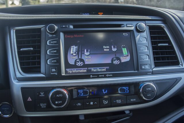 2017 Toyota Highlander Hybrid Limited — Hybrid Energy Monitor Screen Close-Up