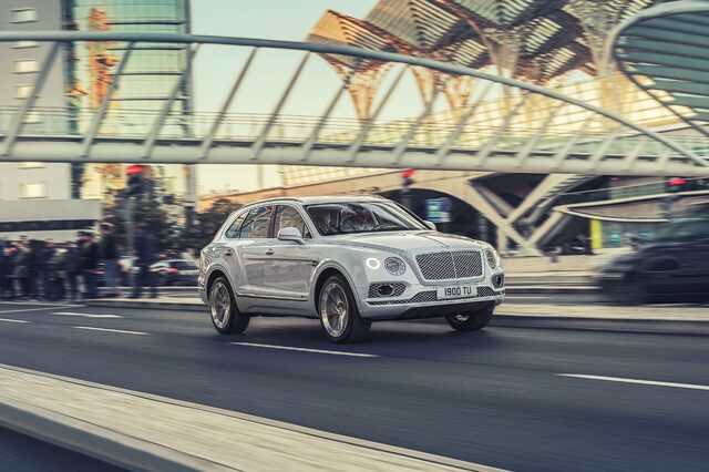 2019 Bentley Bentayga Plug-In Hybrid Front Three-Quarter View in City